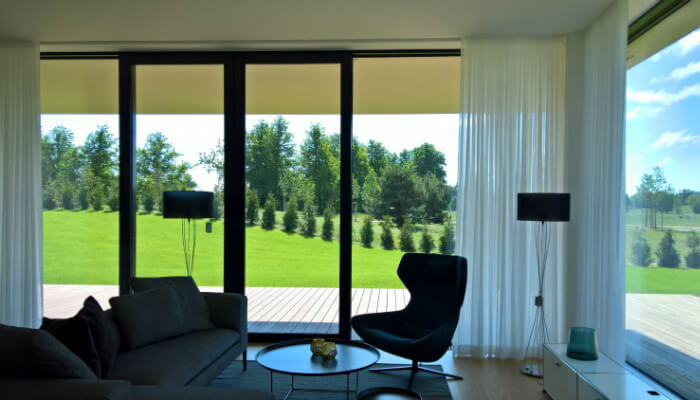 Mežaparka rezidences - Villa Corylus ar gaisīgiem dienas aizkariem, kas papildina rūpīgi veidoto interjera dizainu.