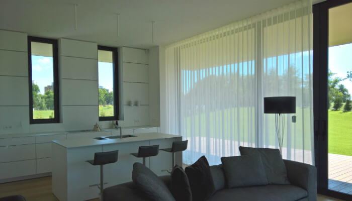 Mežaparka rezidences - Вилла Corylus с пушистыми шторами - которые тщательно дополняют дизайн интерьера.