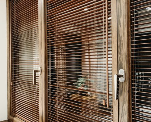 horizontālās koka žalūzijas